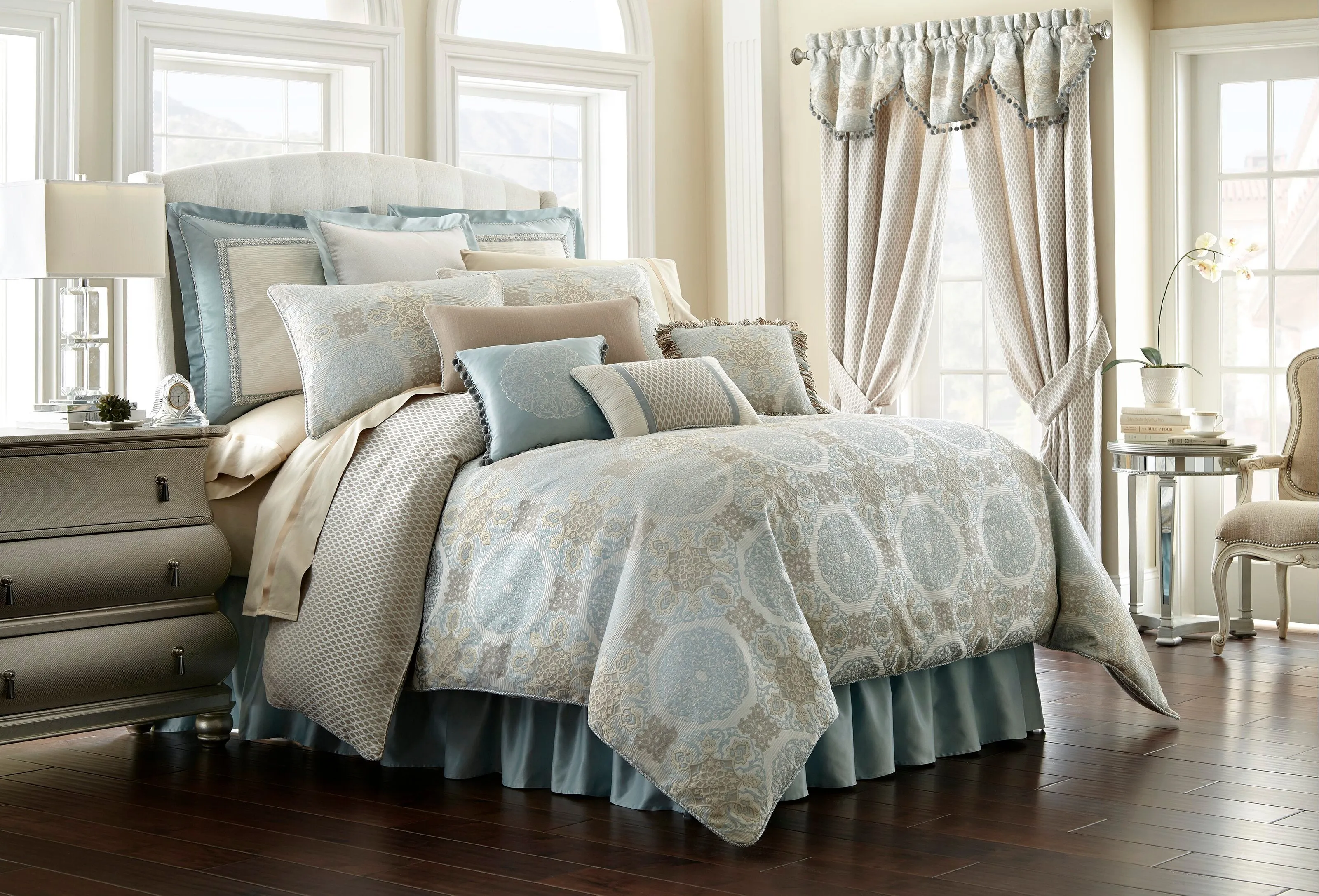 New in package! Bed in a Bag! Wayfair King Comforter   3 Additional Pieces Jonet Reversible Comforter Set in Aqua/Cream! Retails $580 
