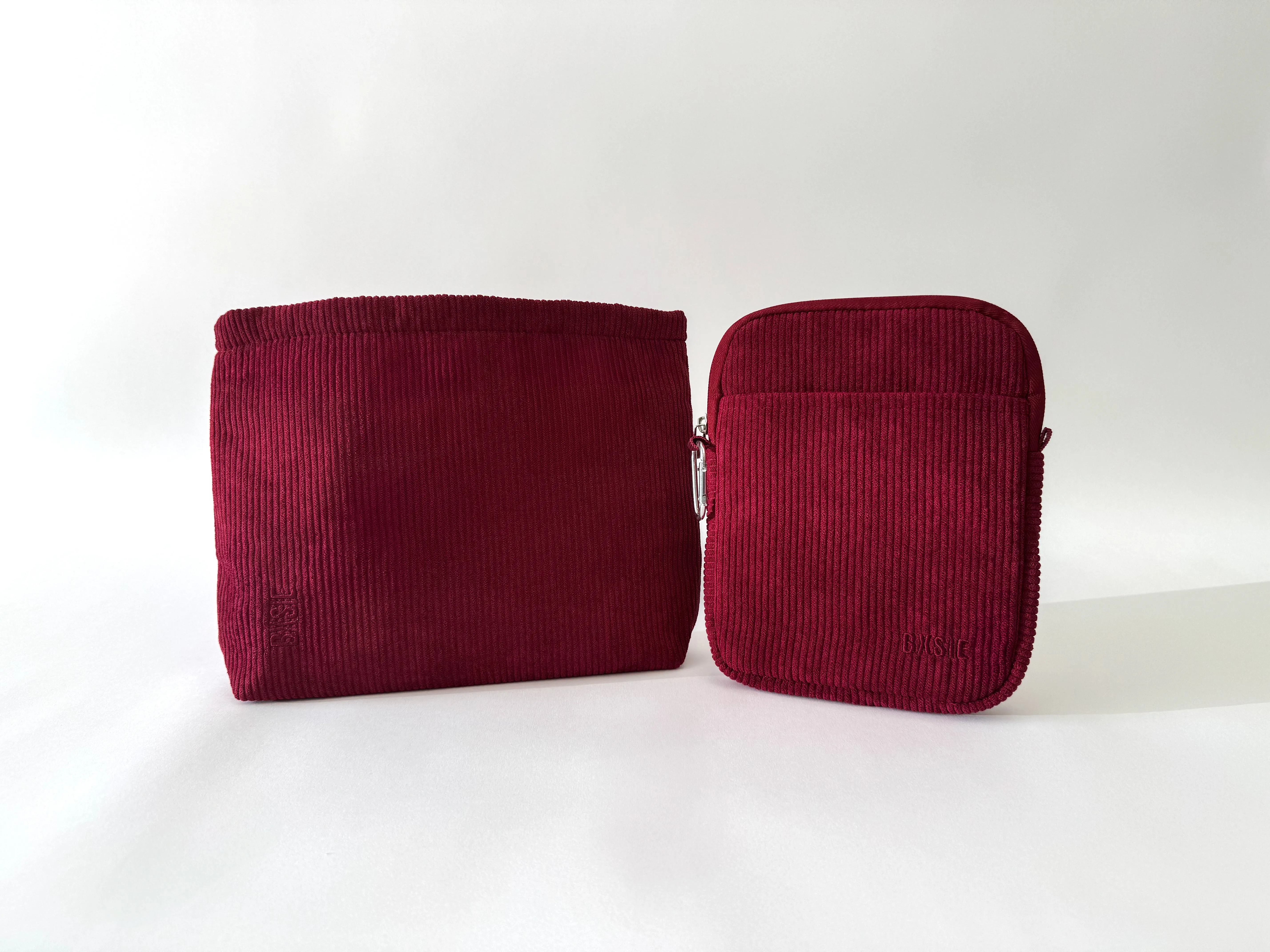 THE VOYAGER POUCH IN SCARLET