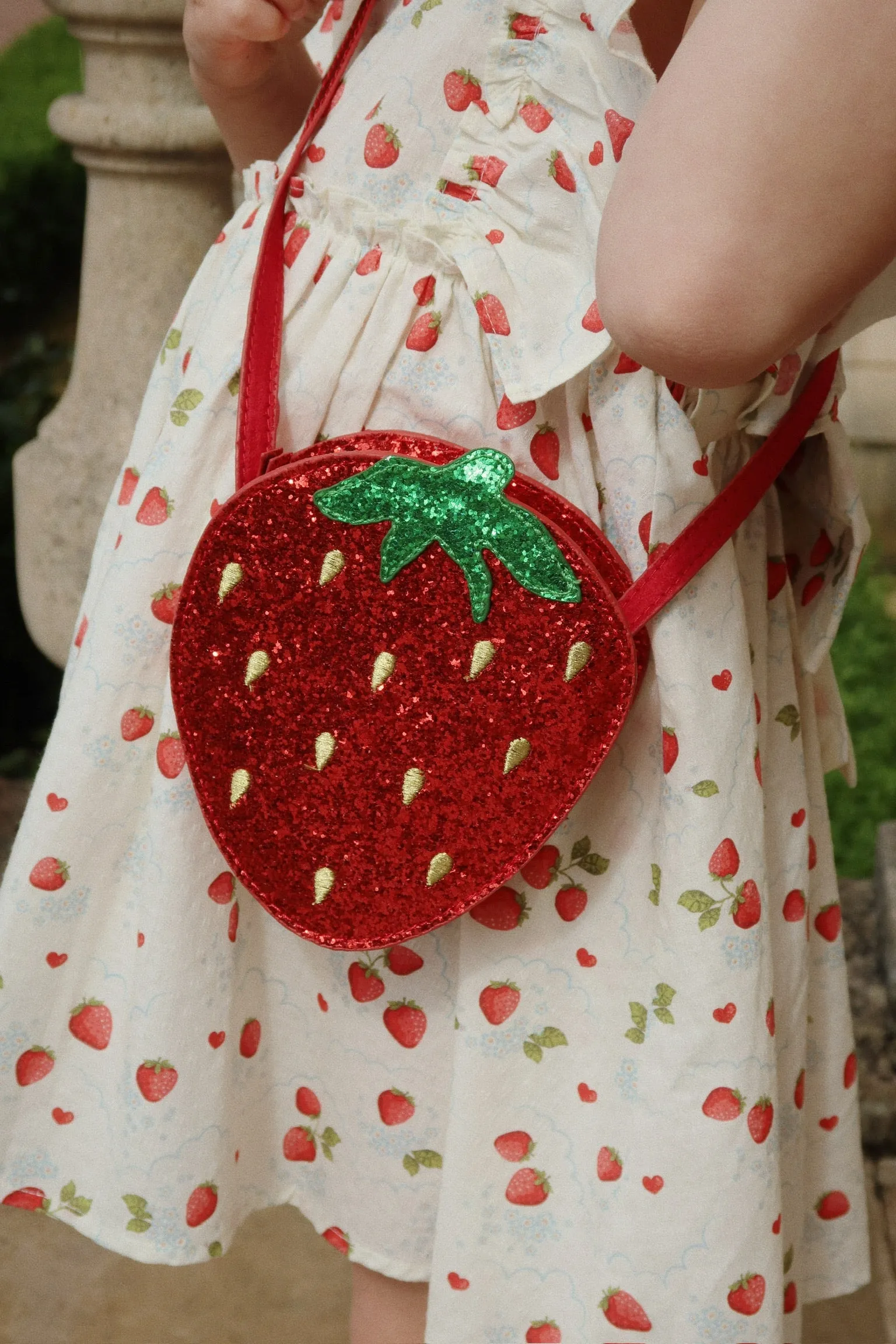 Tut shoulder bag Barbados Cherry